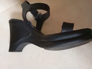 Sandalias negras cuña