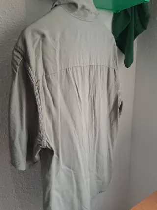 Camisa de color verde de manga corta.