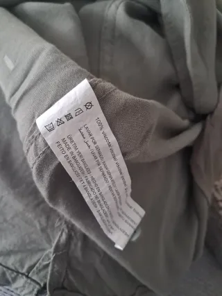 Camisa de color verde de manga corta.