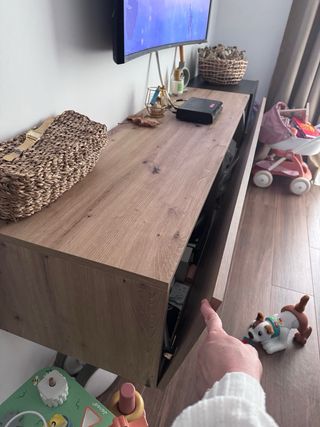 Mueble TV flotante madera y mimbre