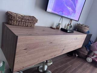 Mueble TV flotante madera y mimbre