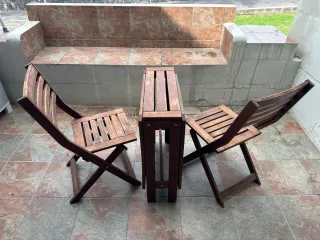 Mesa y dos sillas madera terraza ikea