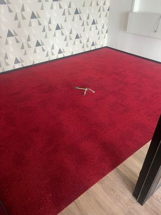 Moqueta interface roja placas 50x50