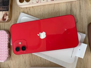 iPhone 12 128GB rojo + 16 carcasas, en su caja