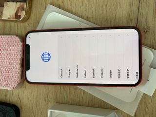 iPhone 12 128GB rojo + 16 carcasas, en su caja