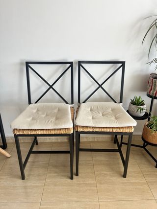 Juego de 2 sillas de metal y mimbre