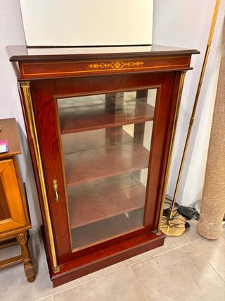 Vitrina vintage de madera con detalles dorados