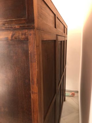 Mueble antiguo de madera tallada