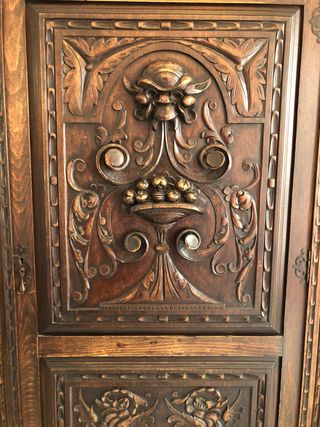Mueble antiguo de madera tallada