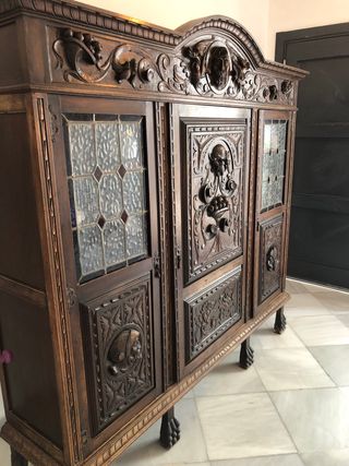 Mueble antiguo de madera tallada