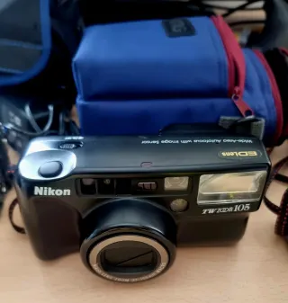 Lote di vecchie fotocamere e videocamere