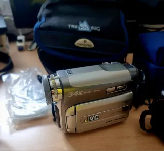 Lote di vecchie fotocamere e videocamere