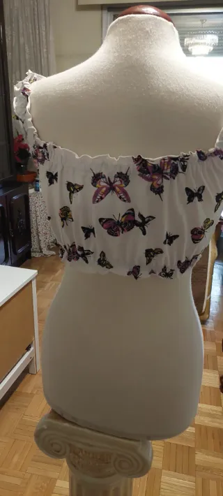 Top corto sin mangas