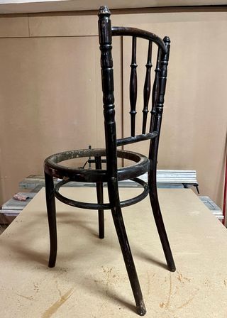 Silla antigua de rejilla