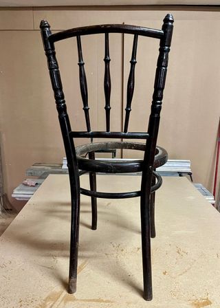 Silla antigua de rejilla