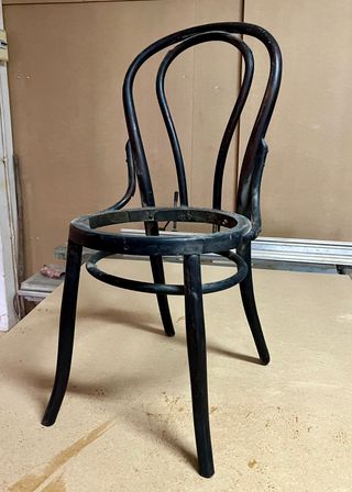 Silla antigua de rejilla