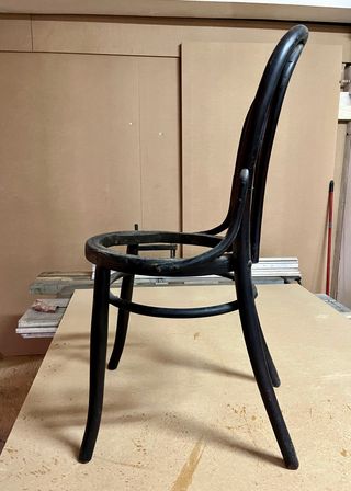 Silla antigua de rejilla