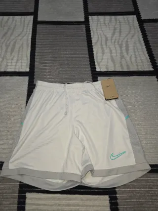 Pantalones cortos Nike blancos y grises