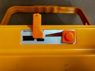 Foco Solar LED IP66 Carga USB y Panel Solar  Nuevo