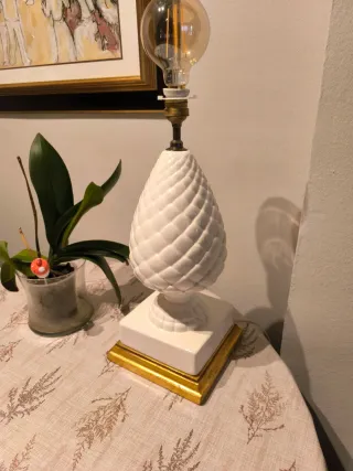 Lámpara piña de Manises. Base dorada