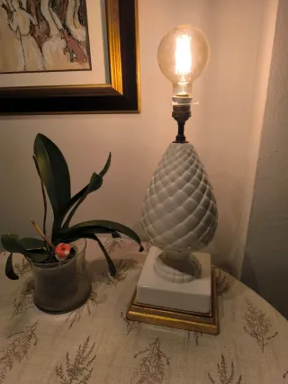 Lámpara piña de Manises. Base dorada