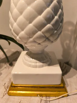 Lámpara piña de Manises. Base dorada