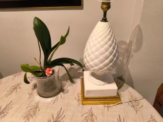 Lámpara piña de Manises. Base dorada