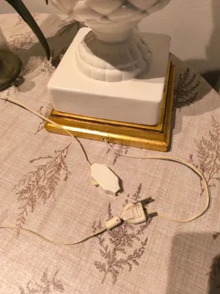 Lámpara piña de Manises. Base dorada