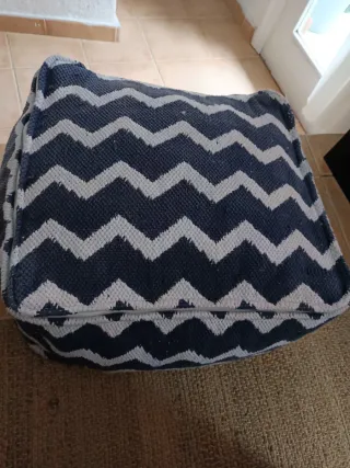Puff de tela con diseño de zigzag
