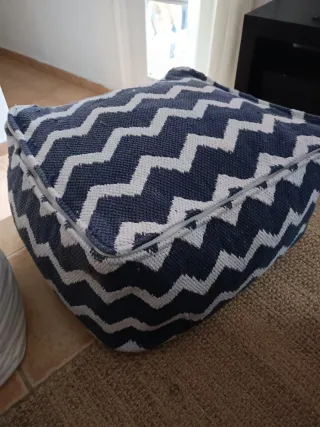 Puff de tela con diseño de zigzag