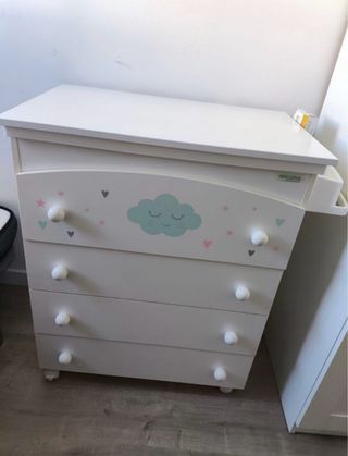 Vendo cuna con colchon y mueble con bañera.