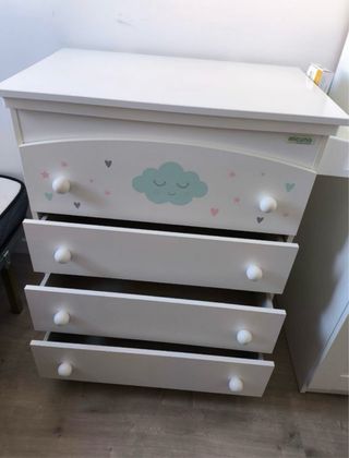 Vendo cuna con colchon y mueble con bañera.