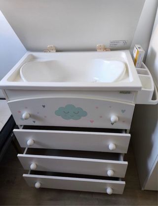 Vendo cuna con colchon y mueble con bañera.