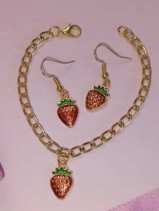 Pulsera y pendientes dorados de fresas