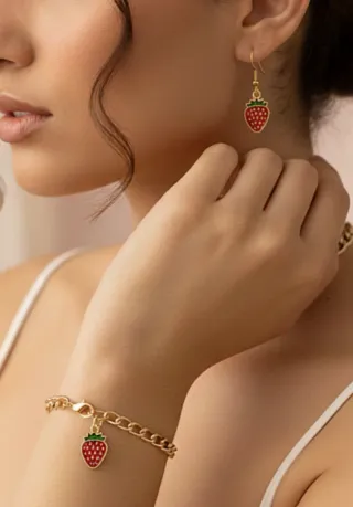 Pulsera y pendientes dorados de fresas