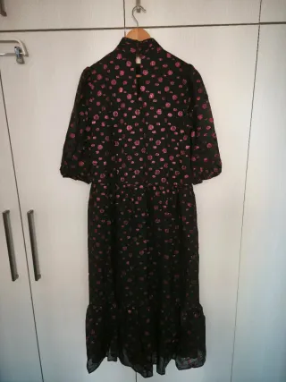 Vestido midi negro con lunares metalizados granate