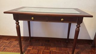 Escritorio clásico de madera y cristal