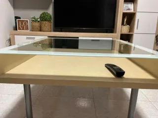 Mesa de comedor moderna con cristalera