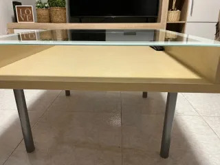Mesa de comedor moderna con cristalera
