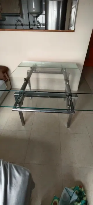 Mesa de cristal extensible.
