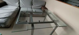 Mesa de cristal extensible.