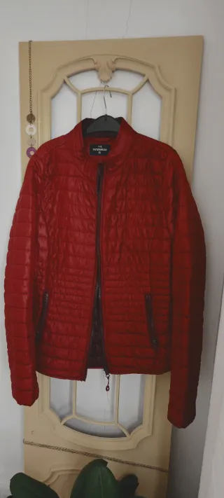 Chaqueta ligera plumas roja