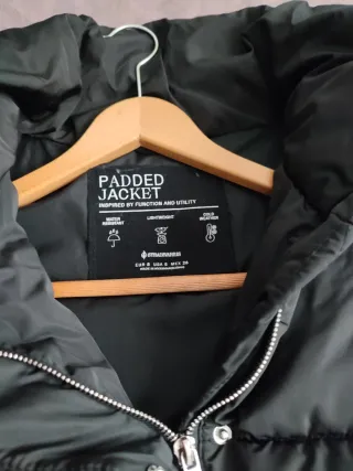 Abrigo acolchado y pantalón vaquero