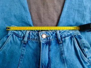 Abrigo acolchado y pantalón vaquero