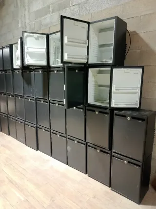 Vendo mini frigoriferi minibar, molte unità in buone condizioni a 1/20€