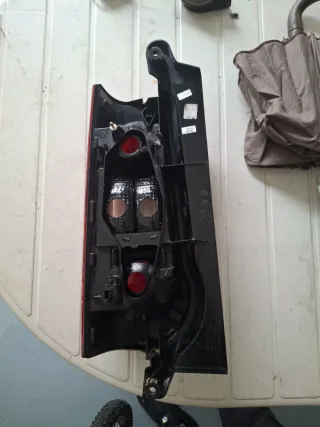 Piloto trasero derecho peugeot partner 2017