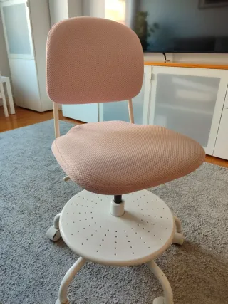 Silla de escritorio Ikea color rosa.