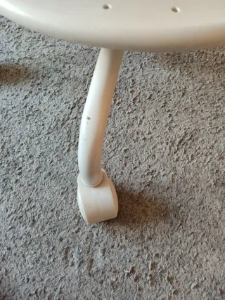 Silla de escritorio Ikea color rosa.