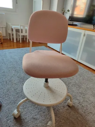 Silla de escritorio Ikea color rosa.