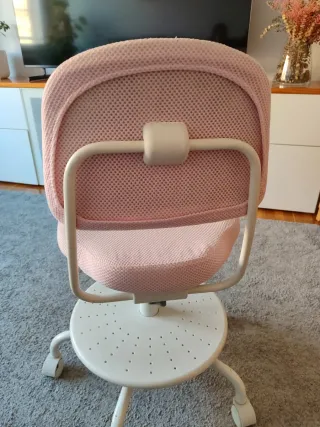 Silla de escritorio Ikea color rosa.